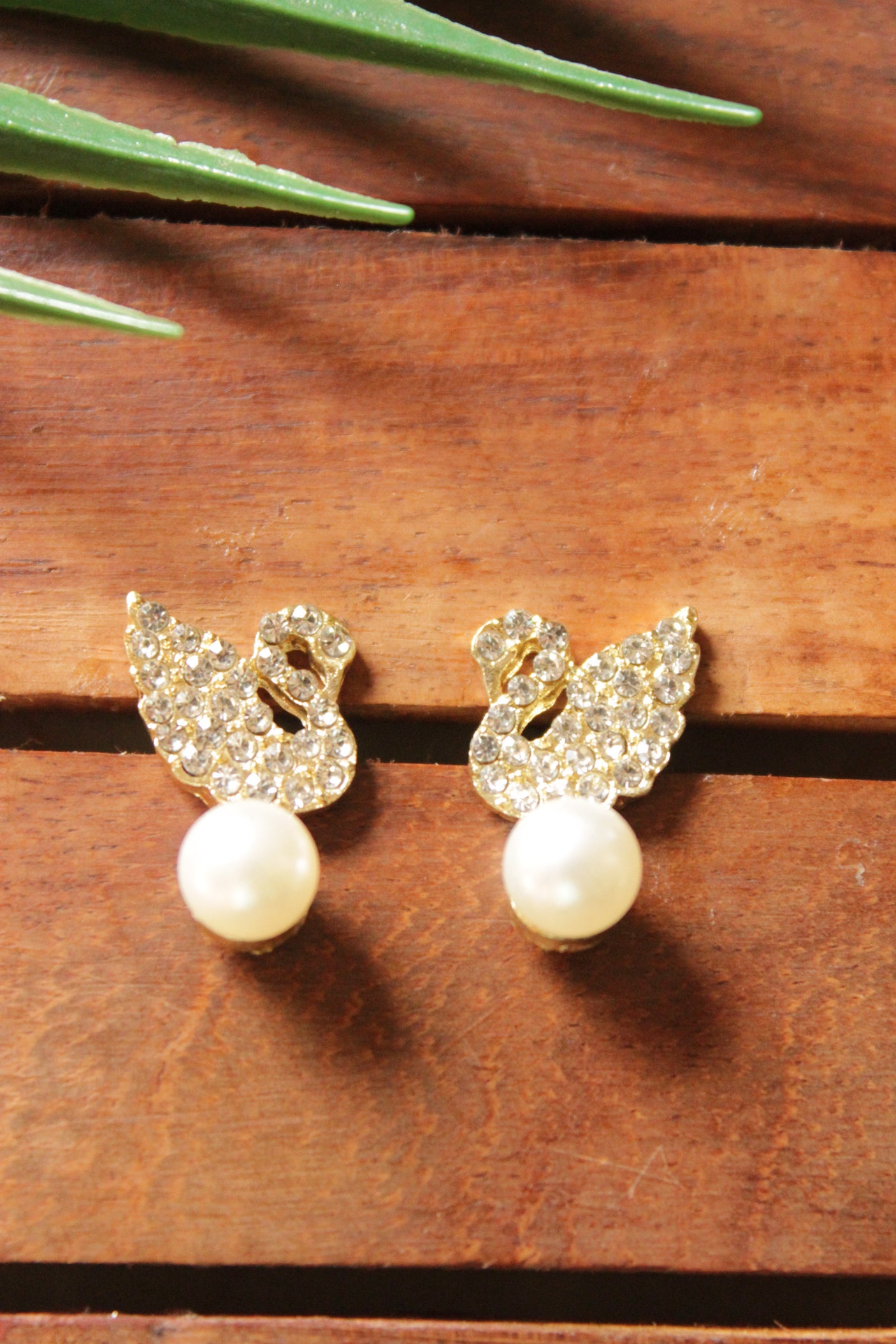 Rhinestones Embedded Gold Toned Swan Pearl Stone Stud Earrings