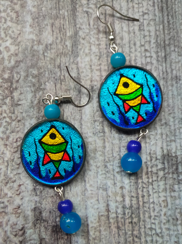 Hand Painted Fishes on Glass Necklace Set with Thread Closure