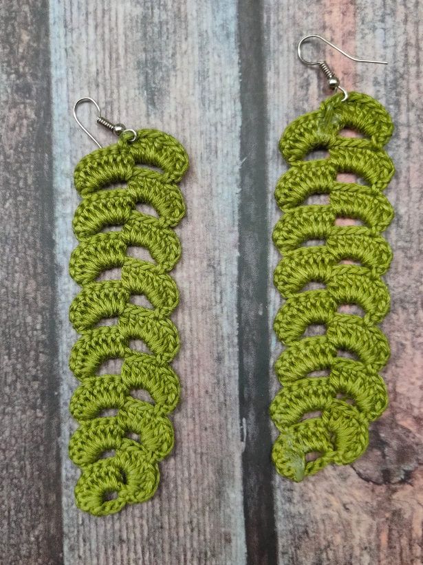 Free Crochet Earring Patterns: 30+ Elegant Designs / Dailycrochet.com |  Boncuklu tığ, Tığ işleri, Örme olmayan desenler