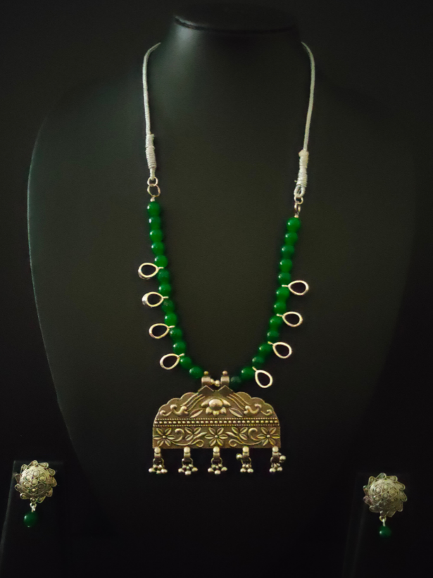 Green Glass Beads and Metal Pendant Necklace Set with Thread Closure