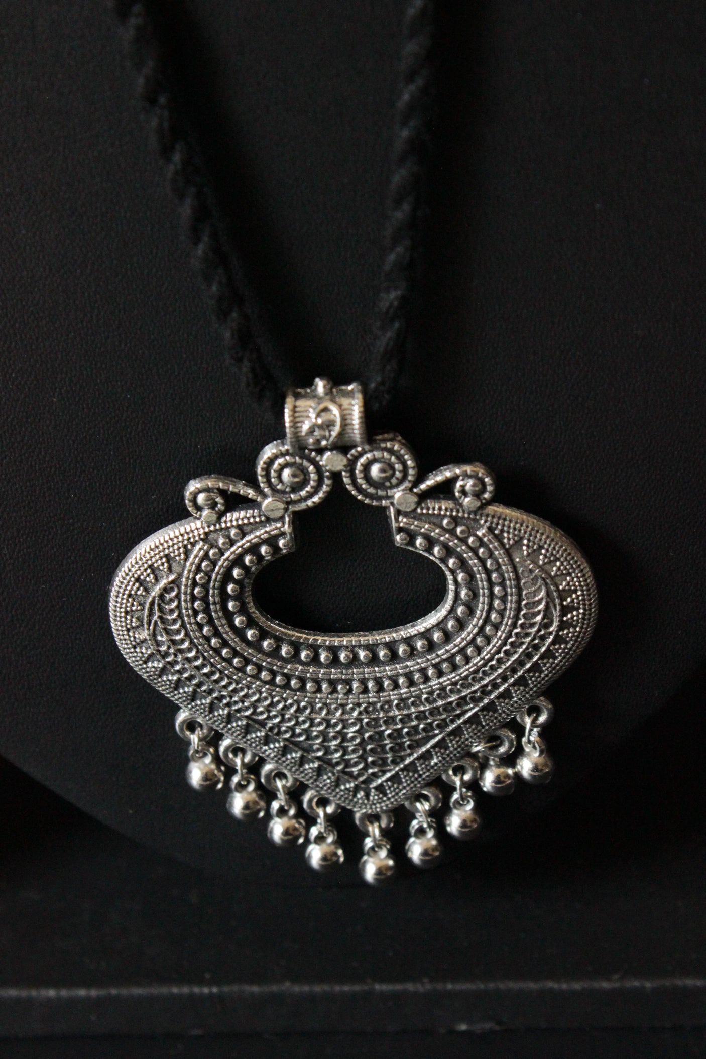 Silver Finish Metal Pendant Rope Closure Necklace